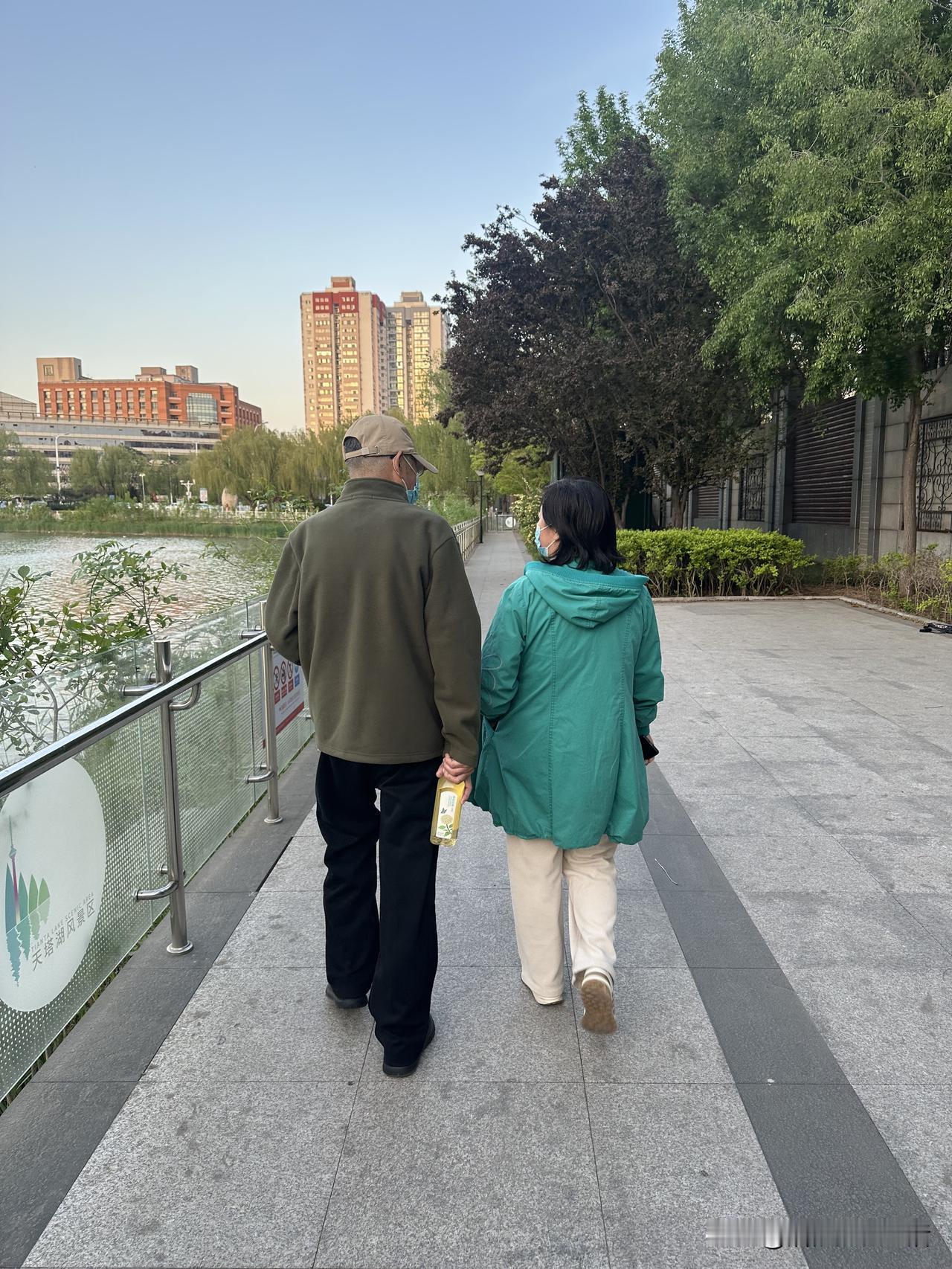 傍晚，一家三口
吃完饭，转转看
消消食，散散心
[万柿如意] [万柿如意][万柿