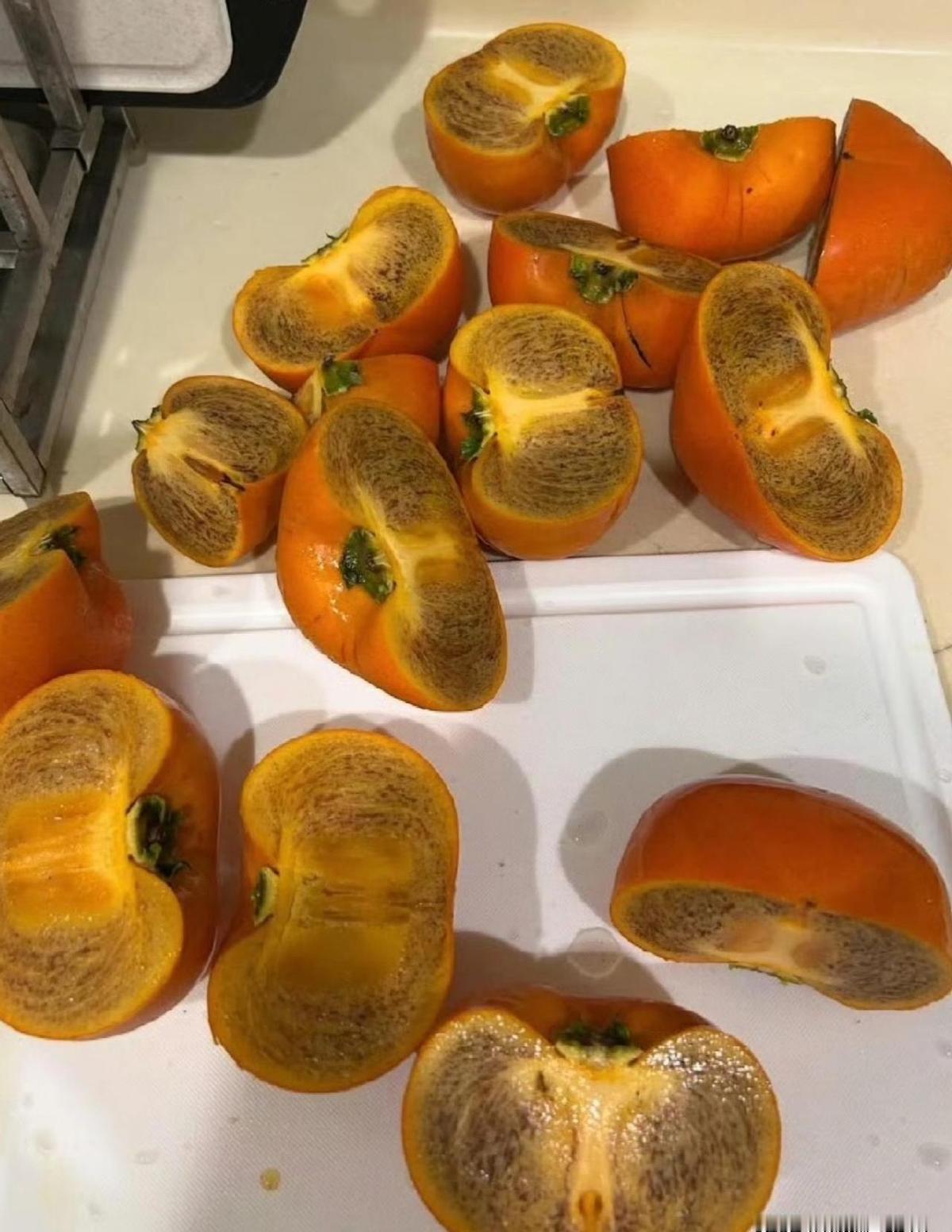 花高价买了一箱柿子，切开全是黑心儿，看着简直像是“中毒”现场，这也太吓人了！
找