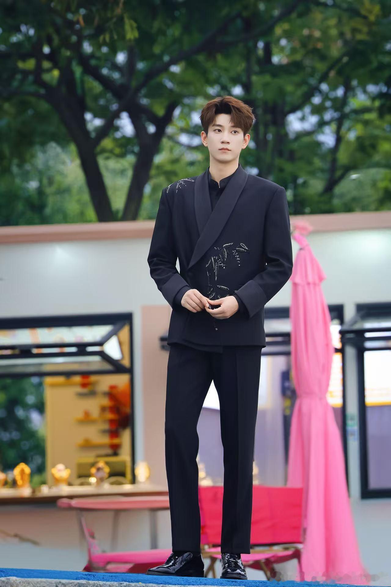 王子奇将烟头丢出车窗外 乱扔烟头本来就不对，还好认错认得快，态度也挺端正的，接下