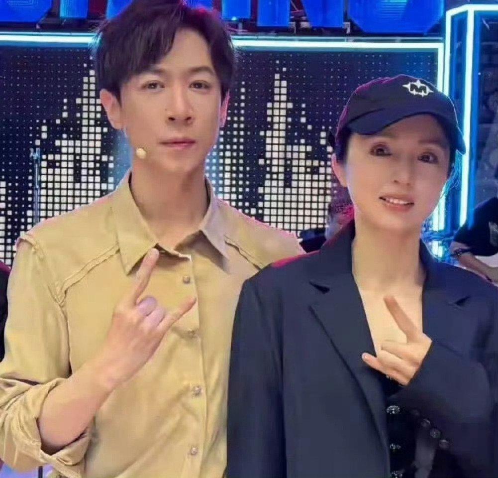 董璇谈前夫过去的事就让它过去吧，现在也再婚了，过的也很幸福，往前看，别回头。 董