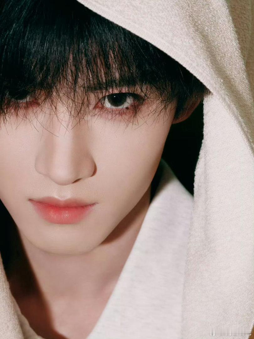 闫桉向粉丝飞吻闫桉不白来都不白来😘超暖心的双向奔赴！闫桉贴心送出退场飞吻，温柔