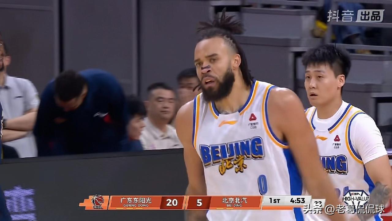 两双对于北京北汽外援麦基来说真是太轻松了！在今天北京北汽客场以96：93逆转击败