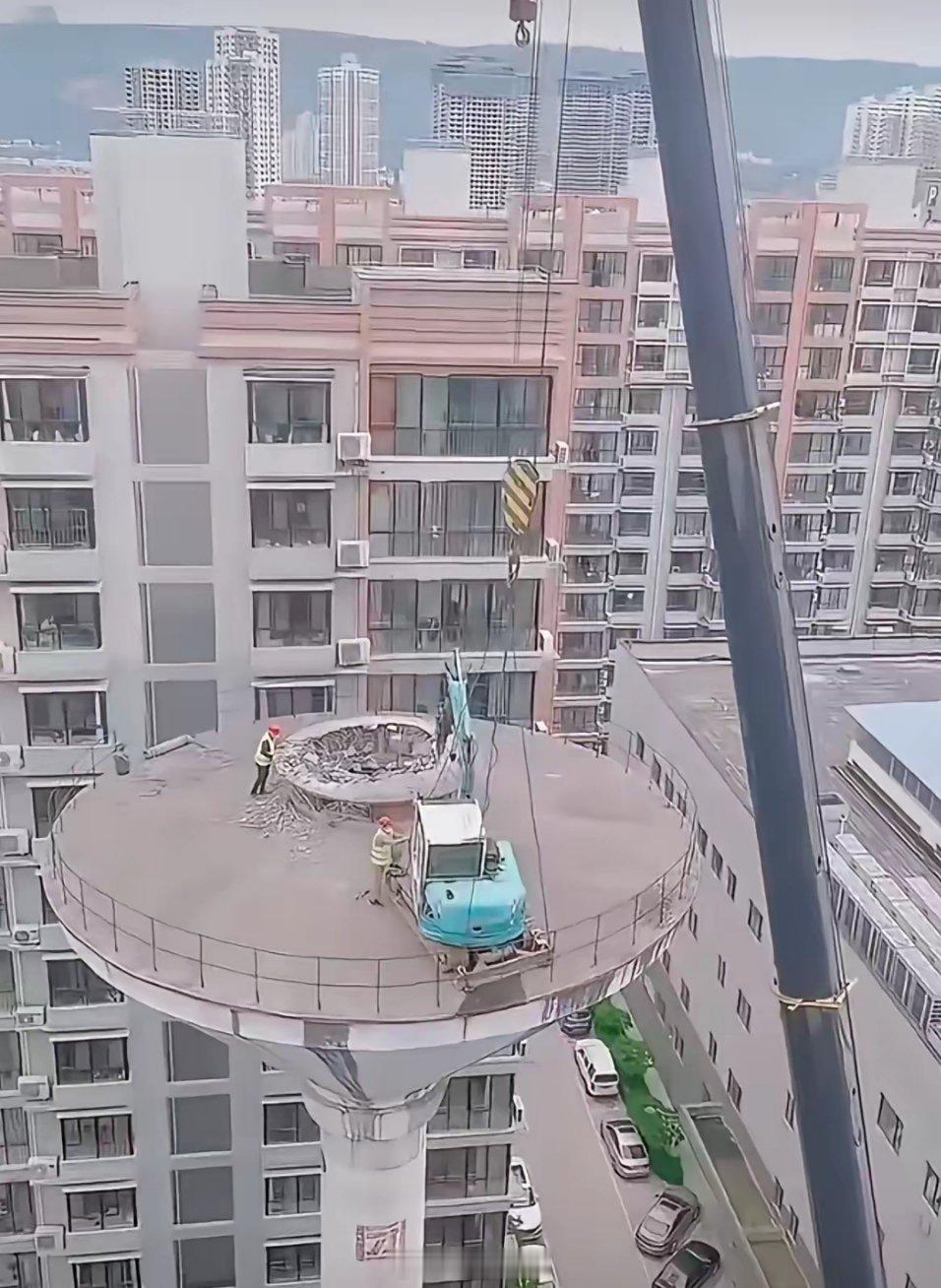 一个敢吊，一个敢开！这种大型水塔拆除业务有没有比把挖掘机吊上去拆更好的方法？最关