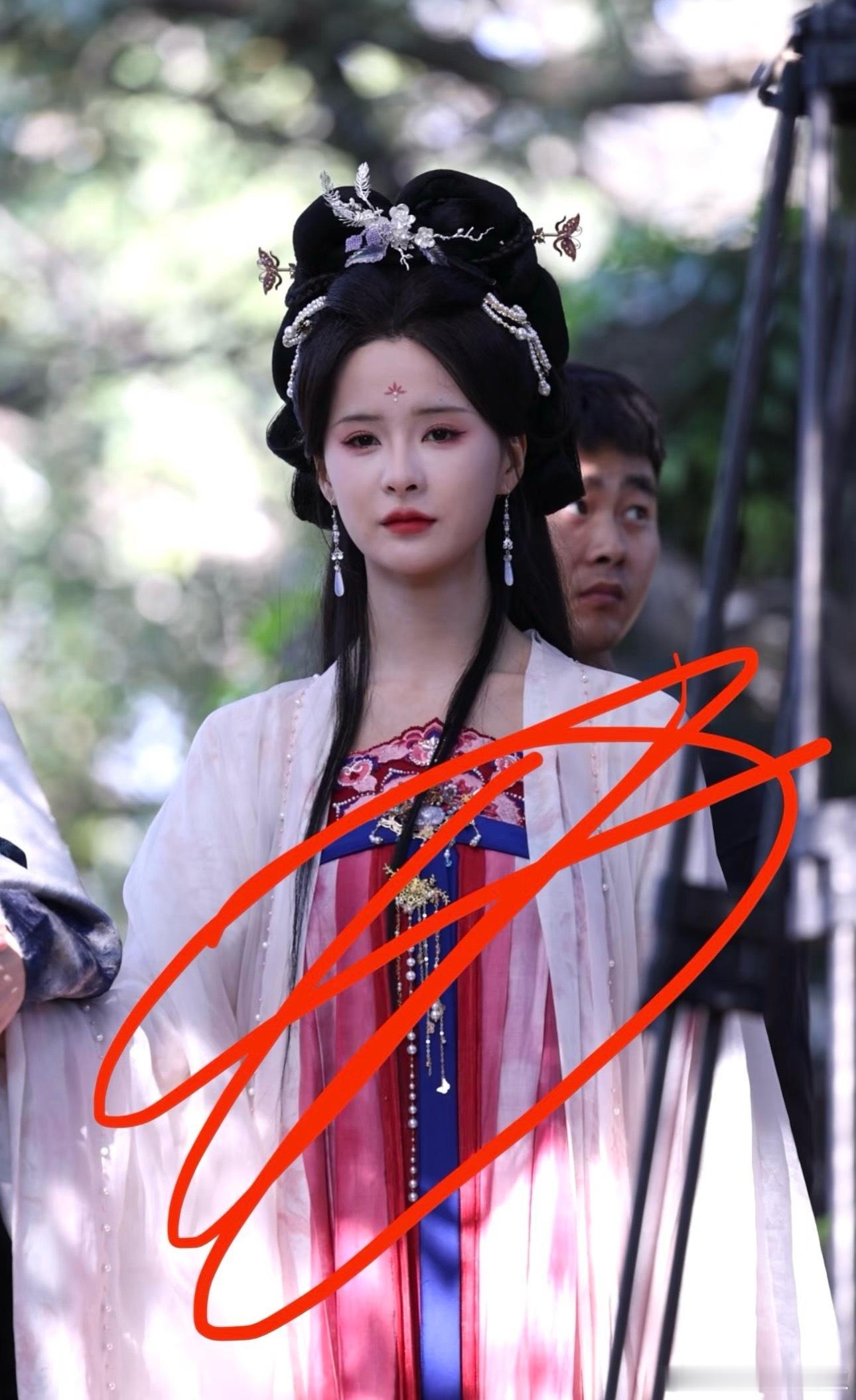 她就是短国一姐孟娜啊，终于看清长啥样了 