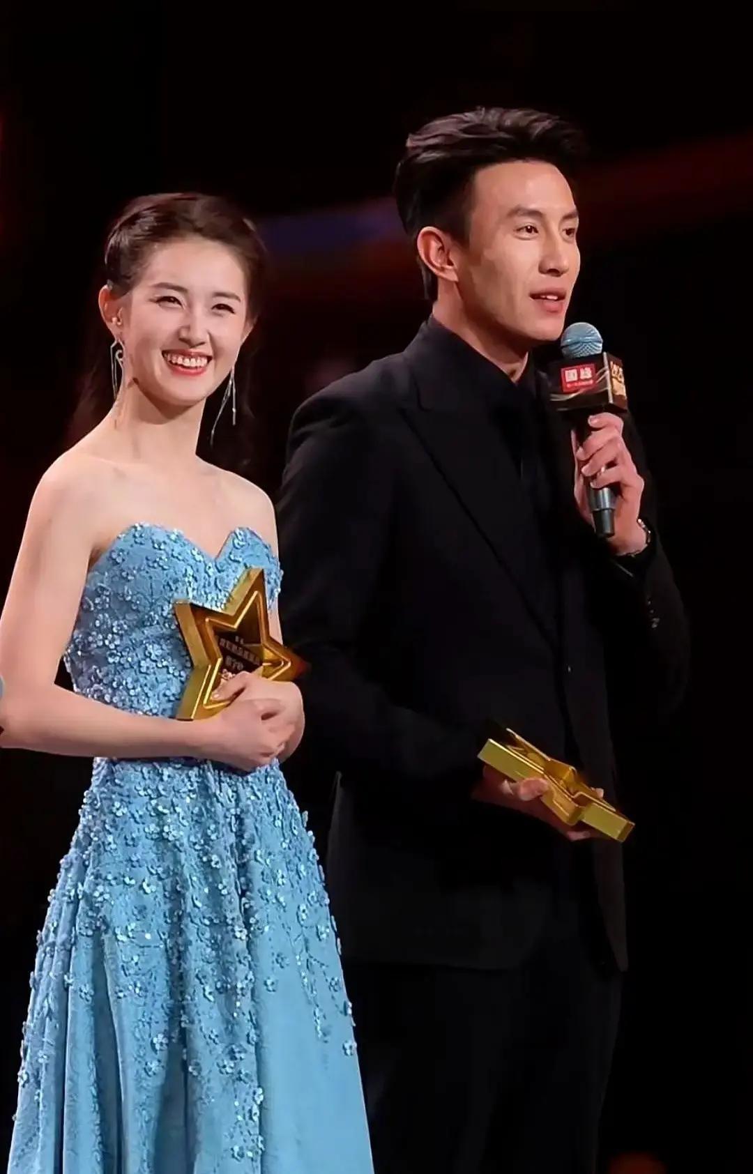 别被那3.2亿阅读量骗了。

这次同框，是平台方一次精准到毫米的“情感投放”。安