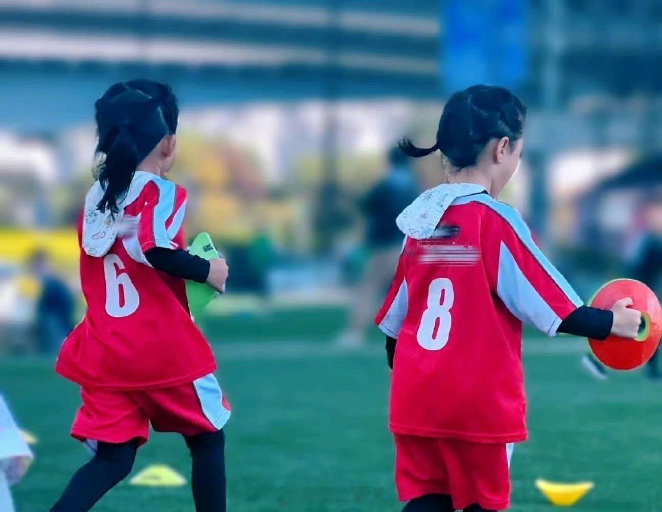 谢娜庆祝跳跳俏俏八岁生日跳跳俏俏长高不少，时间过得真快啊！小公主生日快乐！祝俩宝