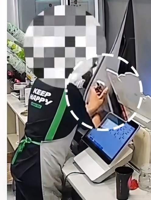 奶茶店一女员工偷换店内收款二维码总有那么一些大聪明，做一些掩耳盗铃的事，更有屡教