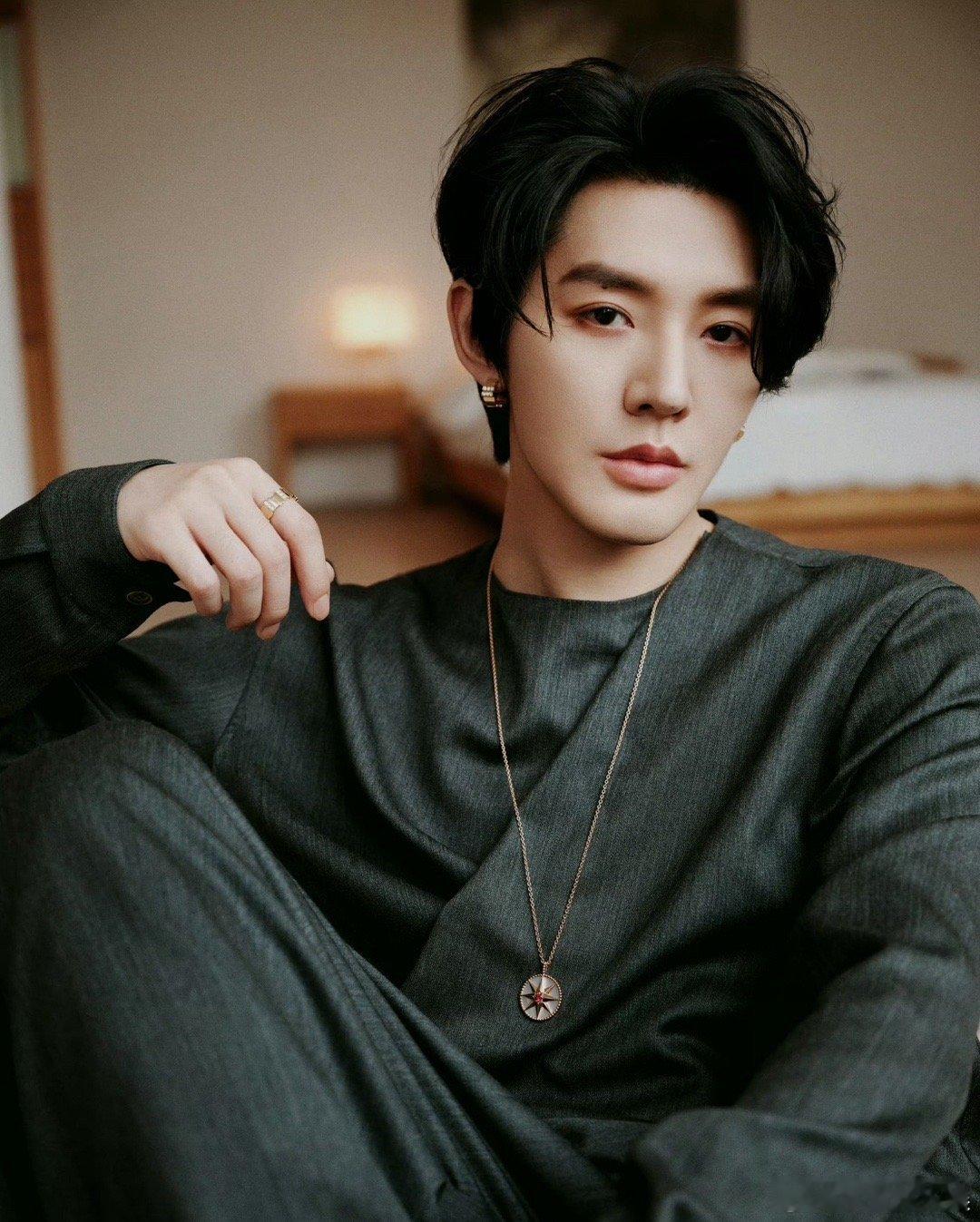 #邓为[超话]# 邓为的这个五官实在是太优越了吧，真的很喜欢他为我们带来的每一个