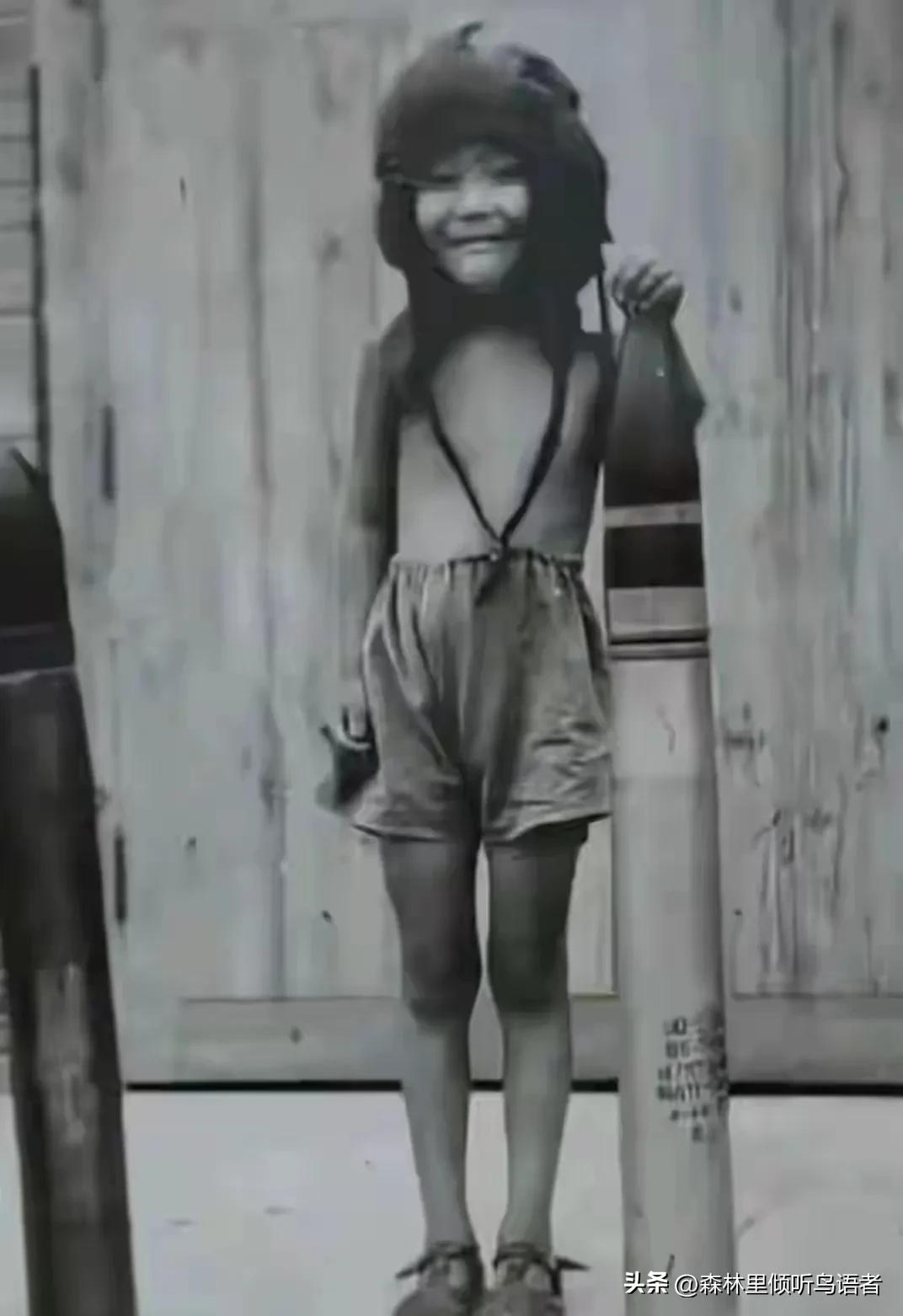 小萝卜头唯一的遗像，1946年白公馆，特务强拍下戴飞行帽的他。
这张黑白照片里的