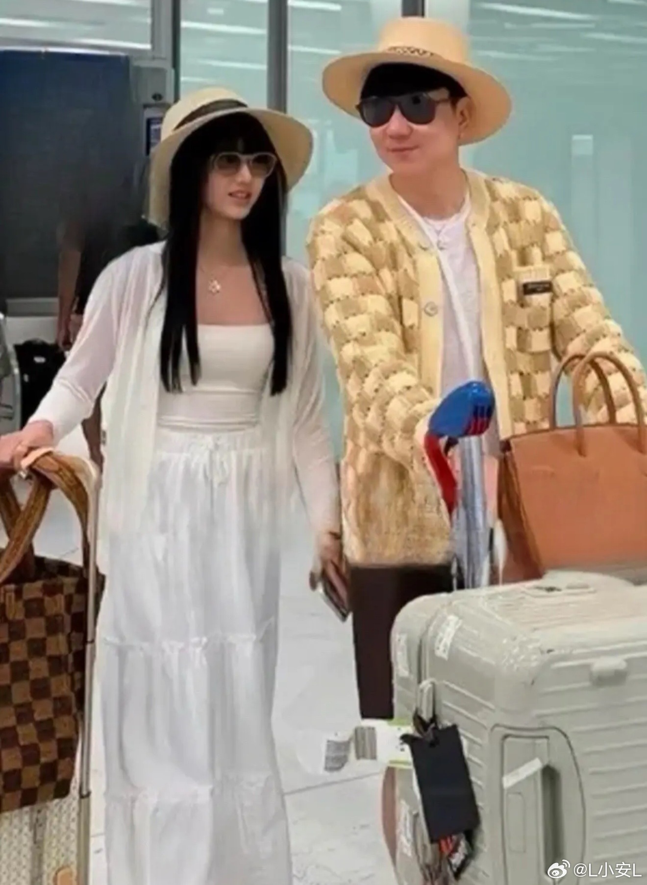 林俊杰七七同框旅游，俩人一身休闲穿搭，看上去俨然一副热恋中的甜蜜模样。林俊杰推着