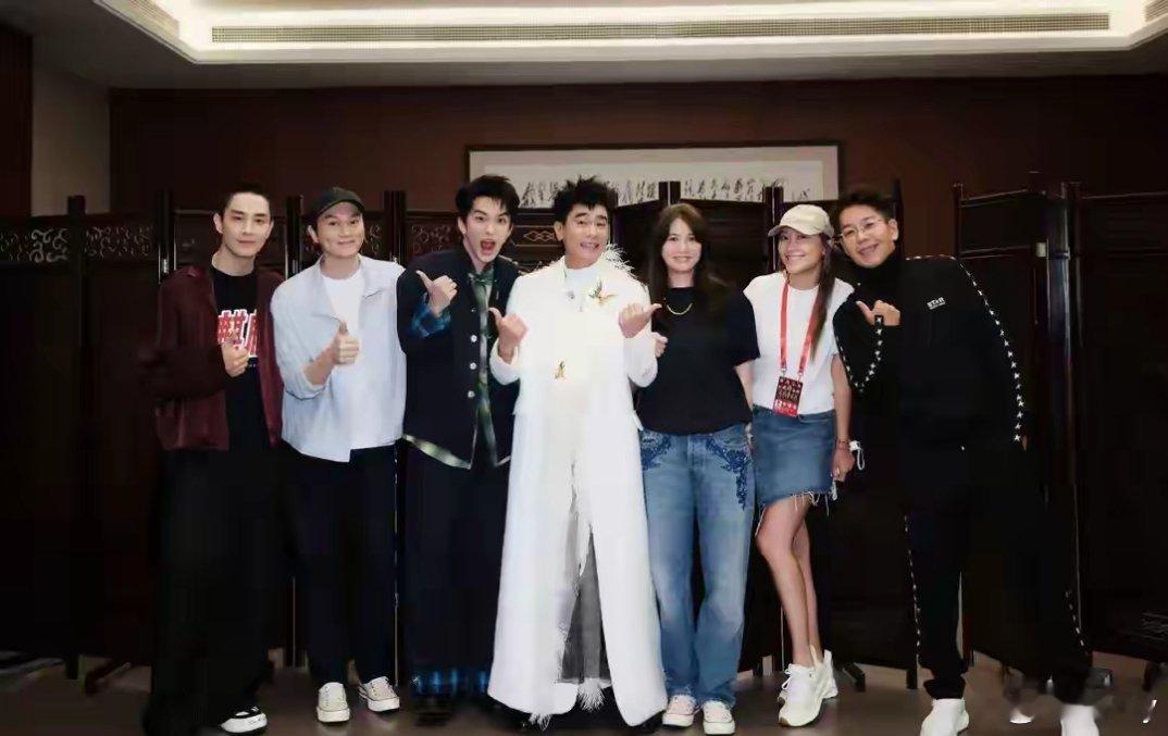 陈小春演唱会后台大合影，袁咏仪站他旁边，张智霖李承铉挨一起靓靓和春哥采儿站一起了