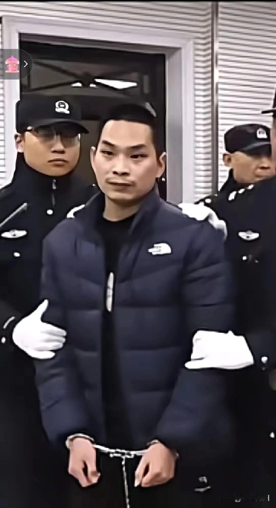 没想到！从小玩大的发小竟然是杀害妻儿一家仨口的凶手。

被害人丈夫梁某某和被告人