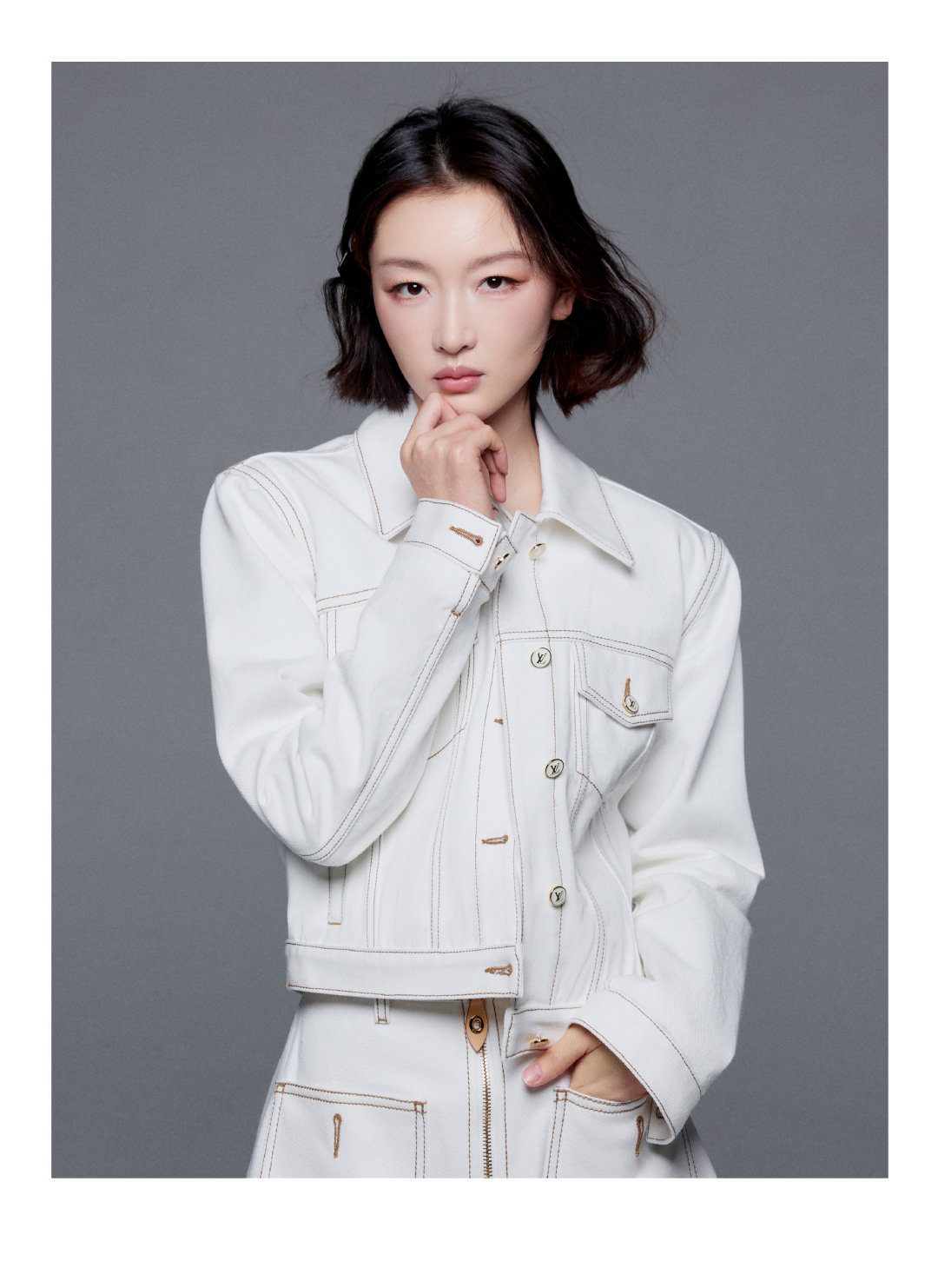 周冬雨出发巴黎时装周 冬叔出发巴黎啦！浅色牛仔裙装清爽又利落，搭Multipas