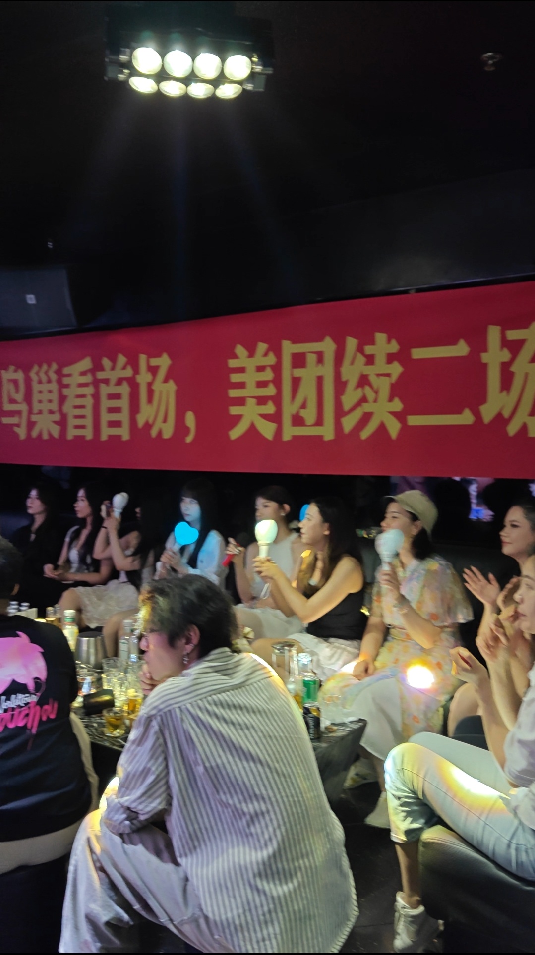 周杰伦演唱会散场进化成这样了吗 只有杰迷才懂演唱会结束那刻的失落感，还好鸟巢外有