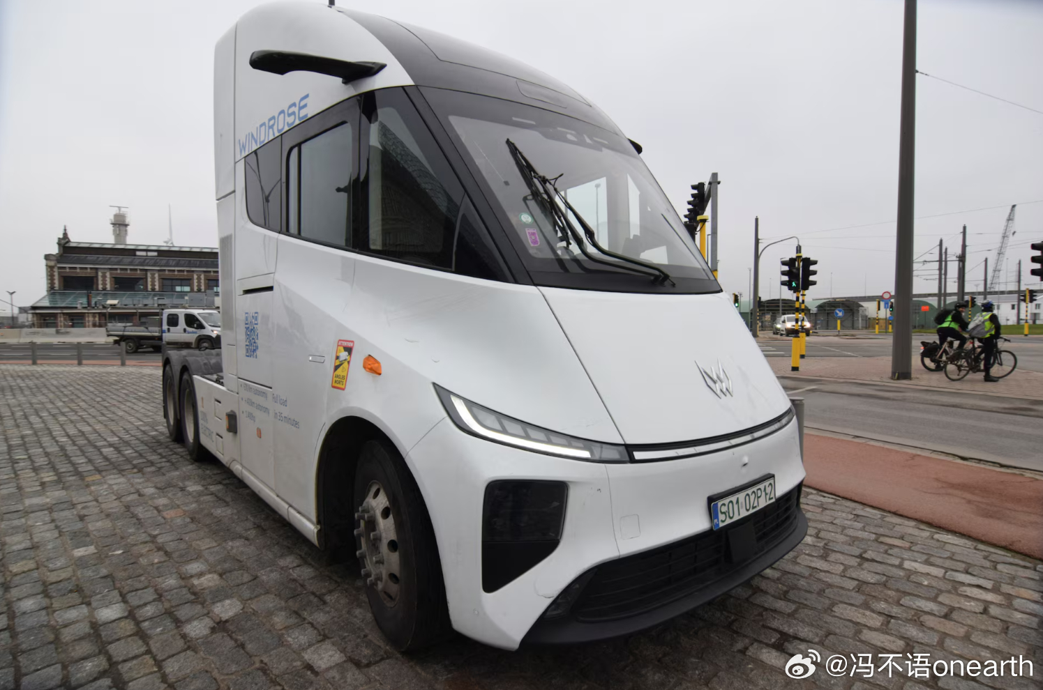 中国电动重卡 今年将在欧洲开始销售Global E700 卡车合影这是公司CEO