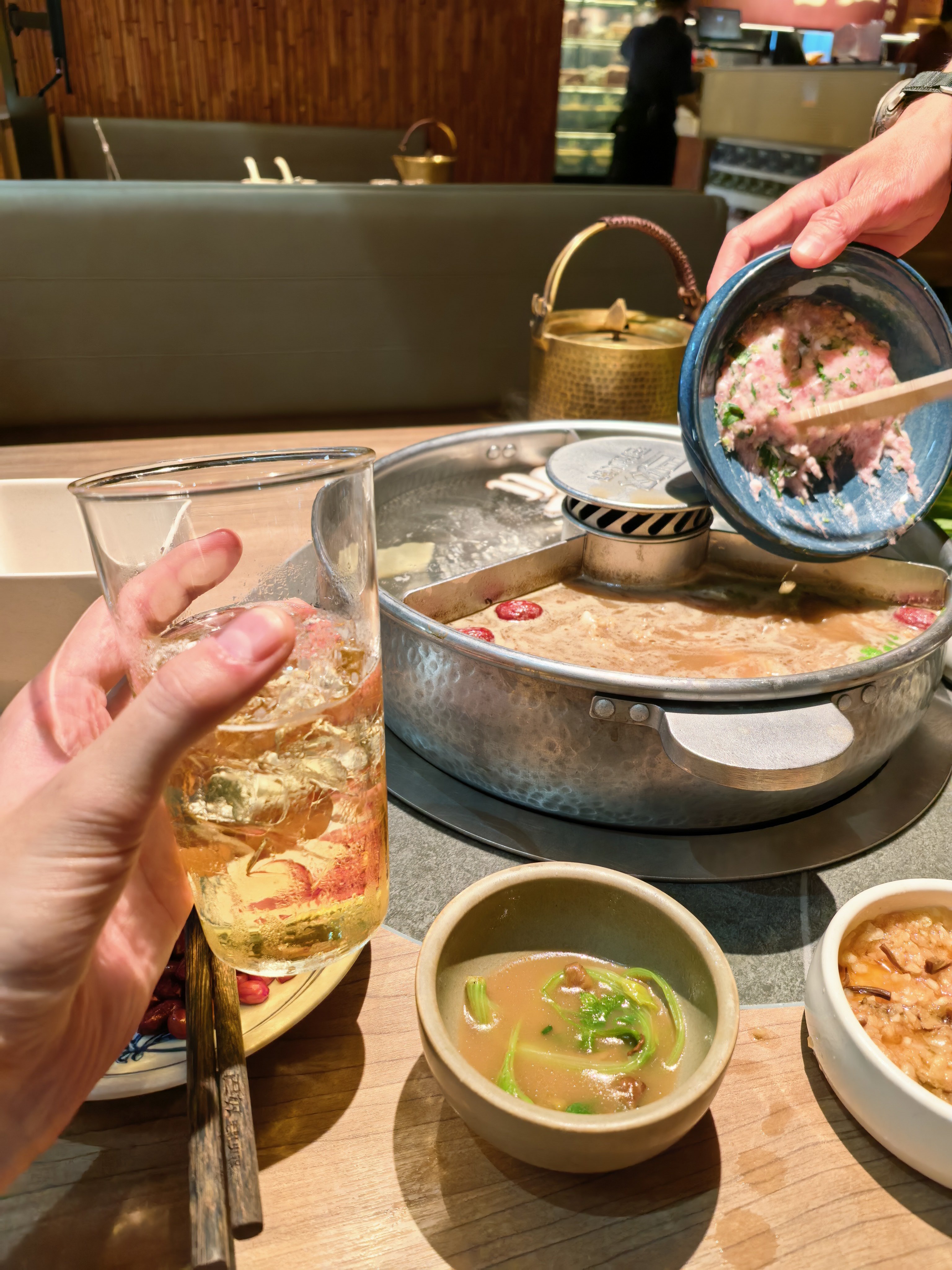又是自己一个人吃火锅喝酒，太孤独了