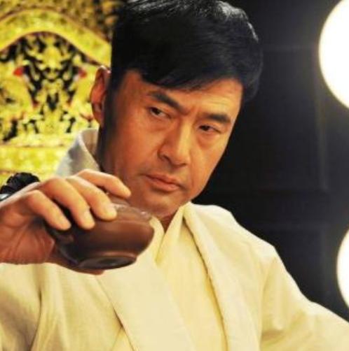 于荣光怎么也想不通，结婚35年来他零绯闻，钱他赚、饭他做，十分宠爱妻子，但202
