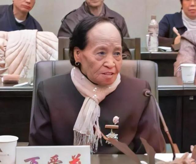 1944年，日军将光着身子的慰安妇万爱花扔到河边，一条饿犬张开血盆大口扑向她，万