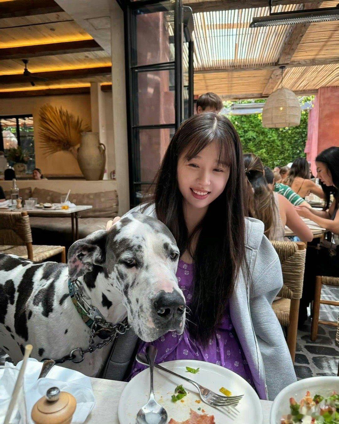 虞书欣的眼睛是不是也挺小的呀？看起来素颜也不像个大美女 ​​​