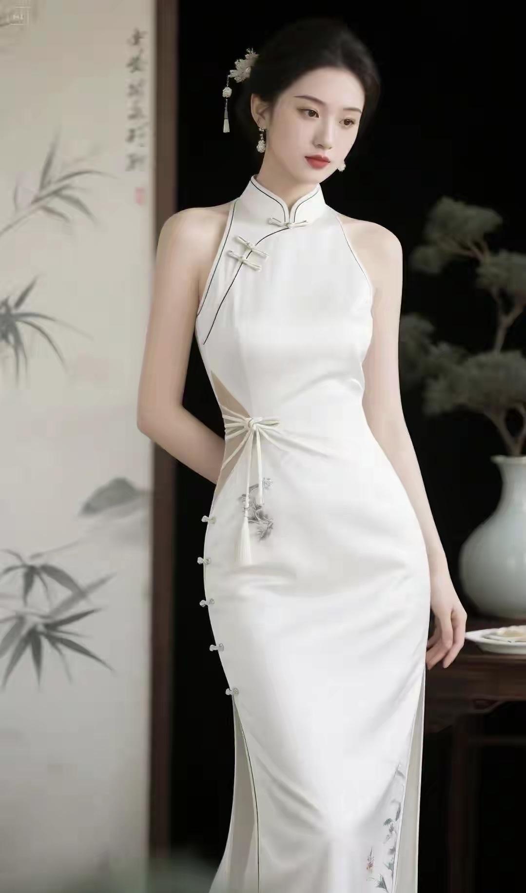 月光落在素缎上
裁成东方的诗行
盘扣锁住了旧事
露背的风
却漏进民国的巷

鬓边