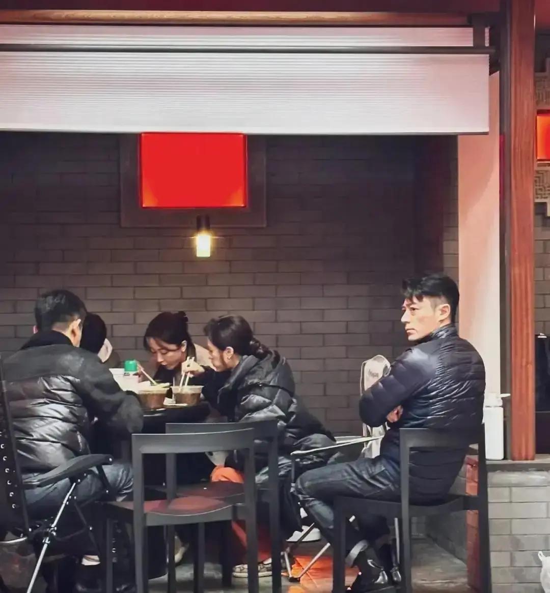 43岁霍建华脸垮了？
 
上海一家日料店，灰色卫衣、头发乱糟。照片一出，评论区齐