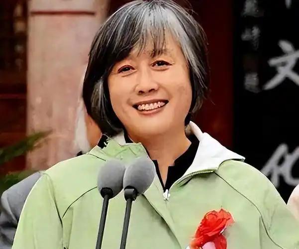 她是“央视名嘴”，因揭露姜昆丑闻被传“封杀”，如今71岁处境如何？




信息