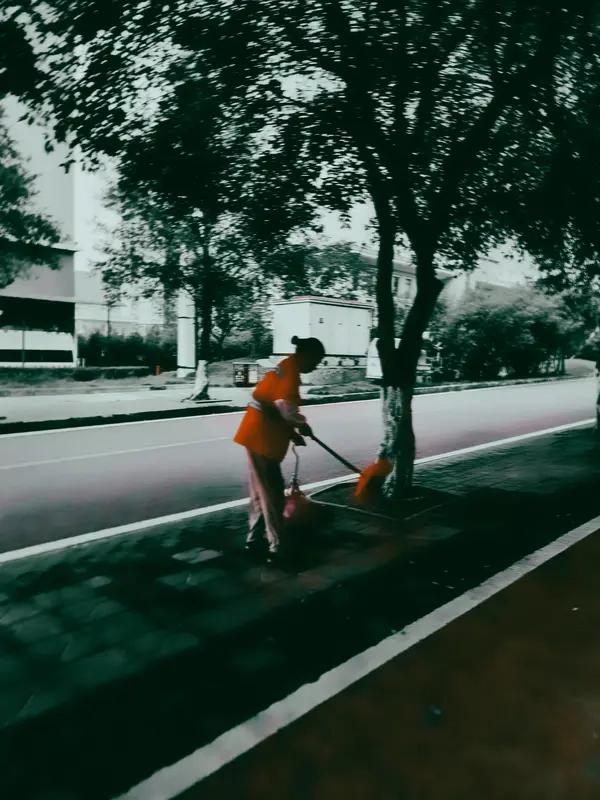 实实在在做人，我后悔过。就像那位实心眼的老实人，因为心软实在吃了不少亏。亲戚借钱