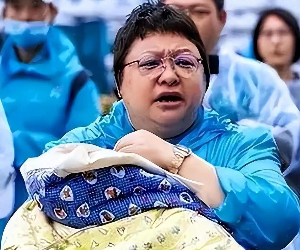 感动中国十大人物，我提名两个人，大家看行不行？第一位韩红先生，第二位李亚鹏先生，