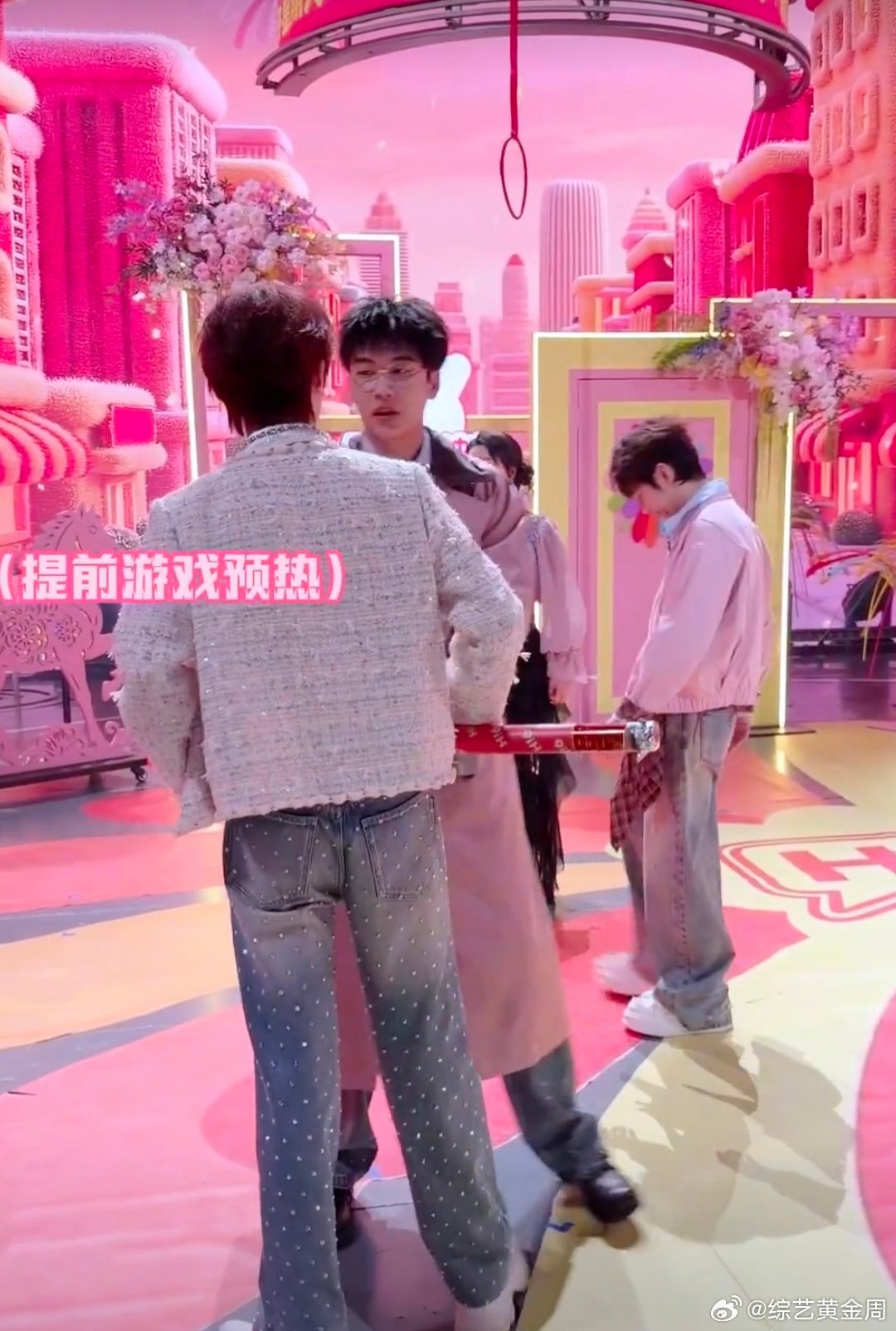 何炅震惊丁程鑫不会劈叉你好星期六好六后台欢乐柔韧度比拼，何炅现场展示还坦言是自身