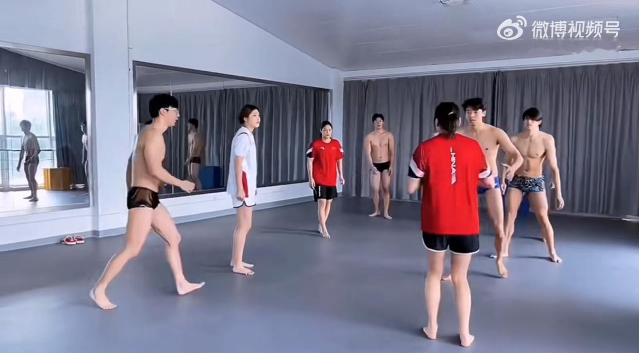 到现在也没想通他们为什么穿泳裤打球 ​​​