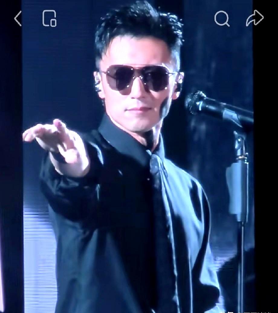 谢贤离开的消息还没完全淡下去，谢霆锋的演唱会却还是按时开唱了。
黑衣、墨镜、站上