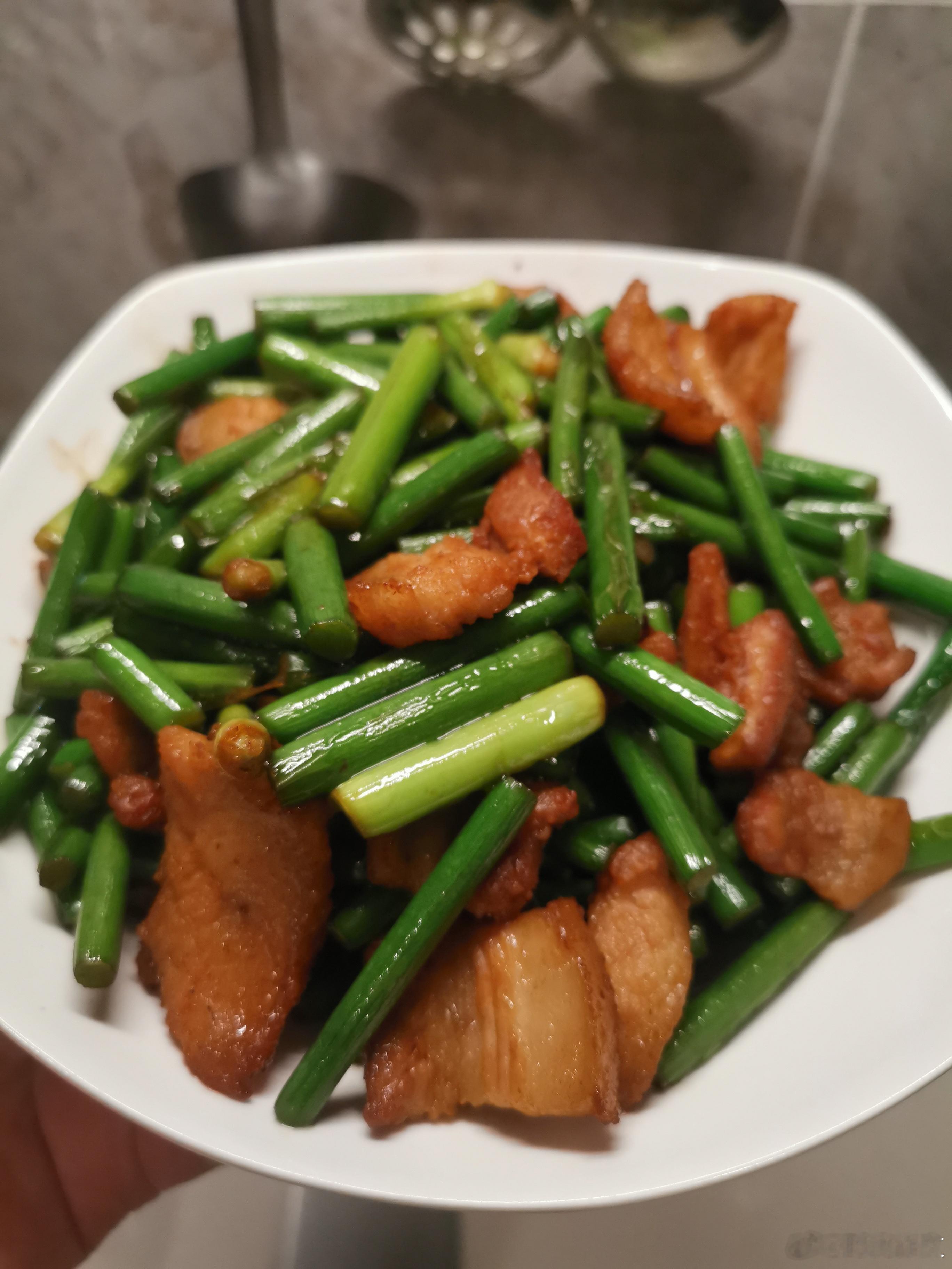 午膳。米饭就不拍了，不好看。银行给了一袋糯米，还有一袋什么“粥米”，不懂啥意思，