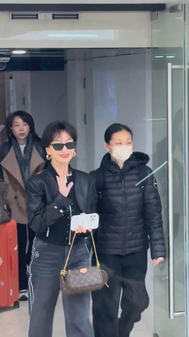 72岁赵雅芝在上海被偶遇，她穿着黑色皮衣牛仔裤，戴着墨镜像50岁，法拉利老了还是