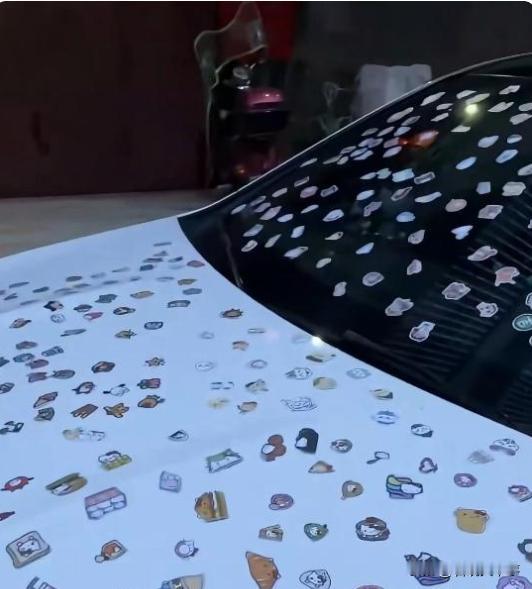 崩溃了！湖南永州，女子将奔驰车停在停在路边，不料，等她再次回来时，车头和前风挡上