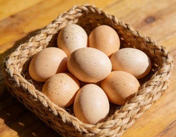 吃鸡蛋好处多多，它营养超丰富。

每100克鸡蛋含144大卡热量，有蛋白质、脂肪