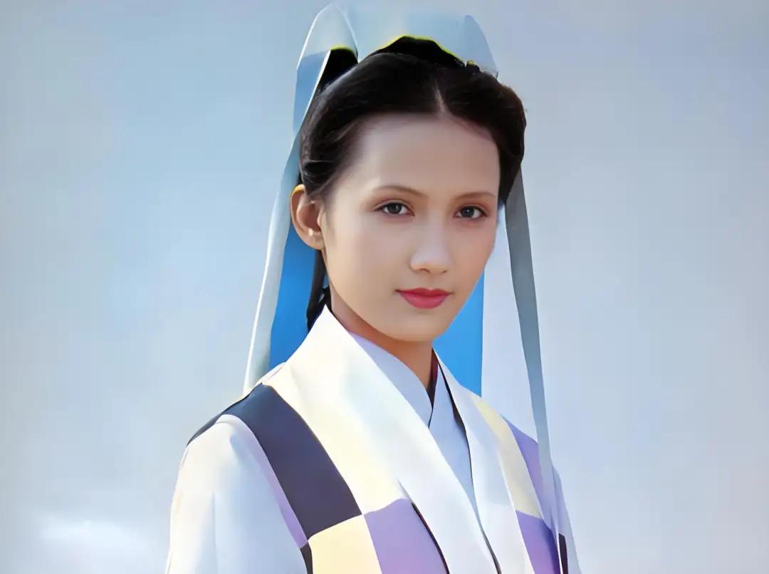 气质美如兰，才华馥比仙。
曹雪芹以“气质美如兰，才华馥比仙”高度赞美了妙玉超凡脱