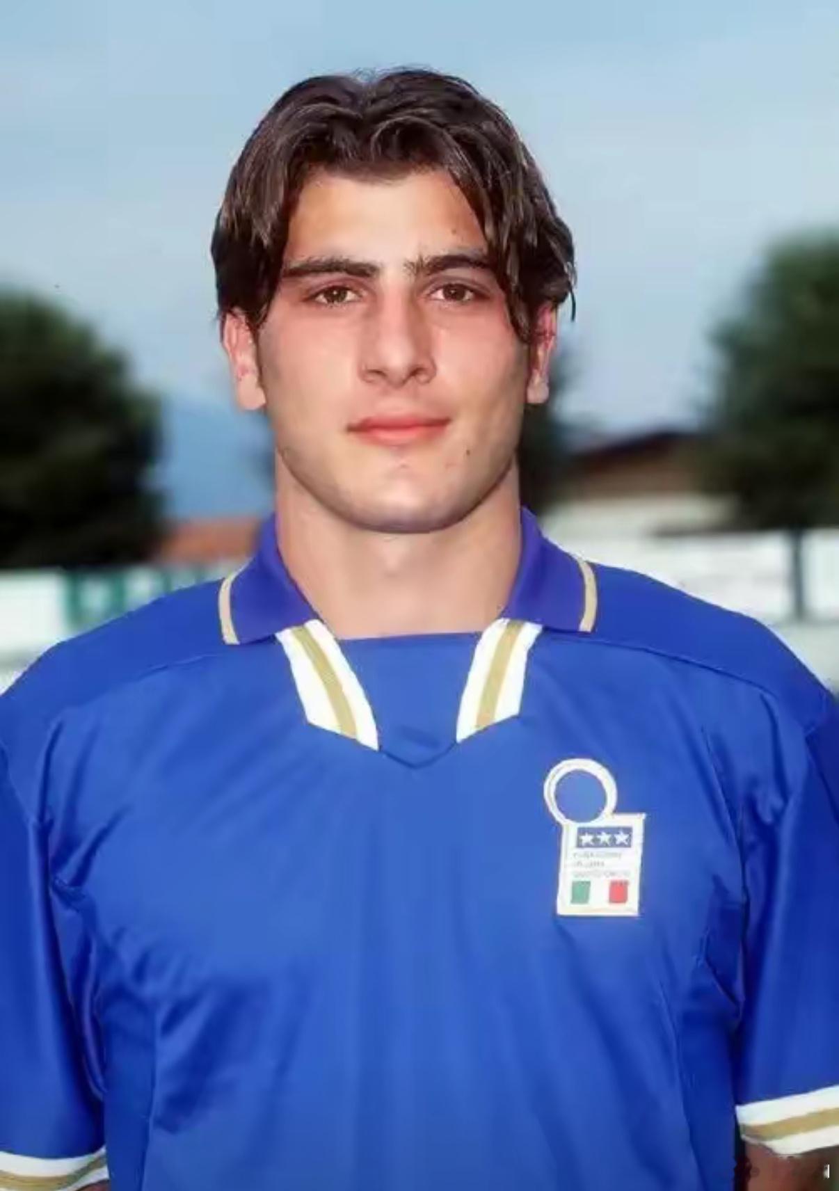 国际米兰老板莫拉蒂当年为豪赌联赛冠军，在1998年以800万美元收购巴里队前锋文