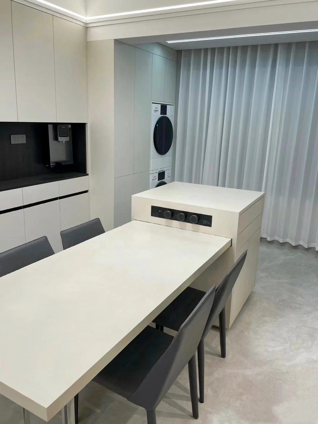 装修设计 餐厅岛台真香 岩板全案 餐桌导台一体化设计 全屋岩板