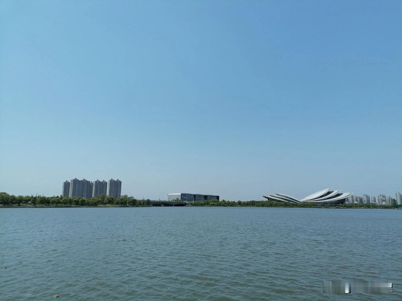 逛启东蝴蝶公园
2024 04 28
春风拂面艳阳天，
蝴蝶公园逛一圈。
健康彩