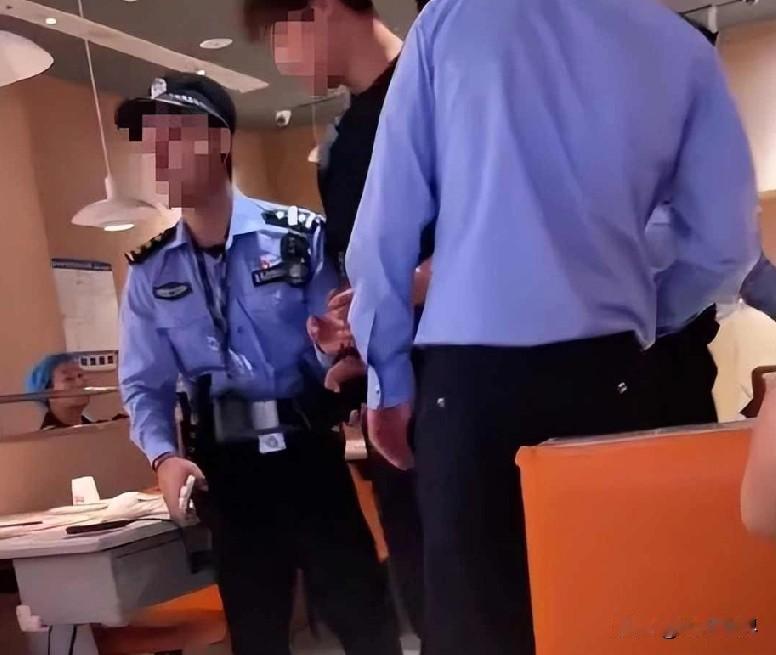 小伙吃饭被铐走，系统误判牵连女友，真相让人后背发凉

那天下午三点多，青岛黄岛万