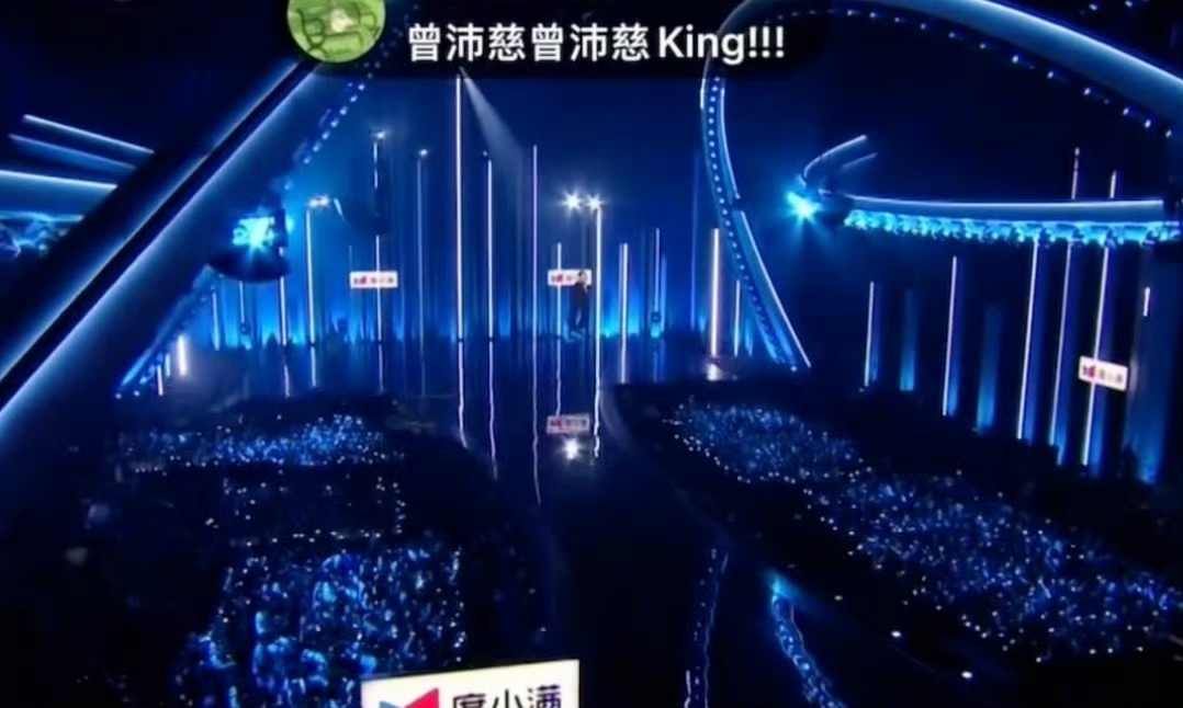 齐思钧吊威亚出场建议立刻配上仙女下凡音效！小齐吊着威亚一出来我眼睛都看直了，知道