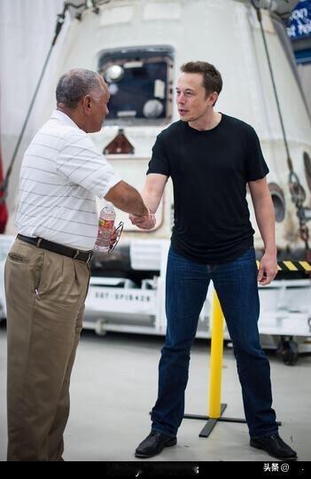 伊朗夜空的电子暗战！5万台星链破网，马斯克与特朗普联手搅动地缘棋局

当伊朗的网