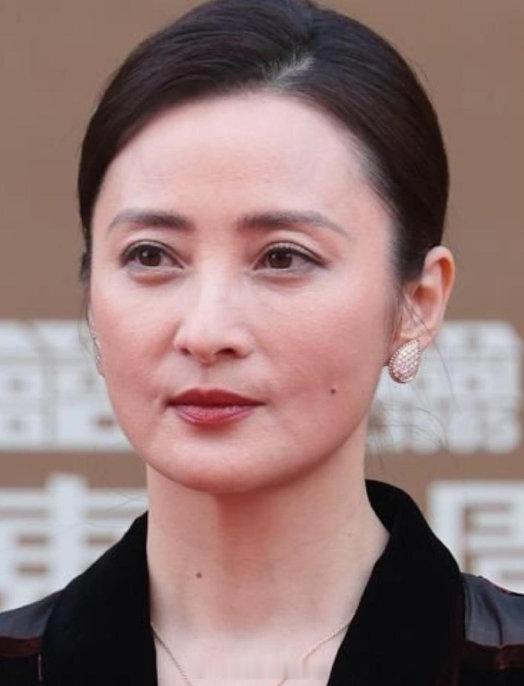 来看看她们的怼脸生图：49岁的蒋勤勤58岁的李若彤65岁的惠红英71岁的赵雅芝 