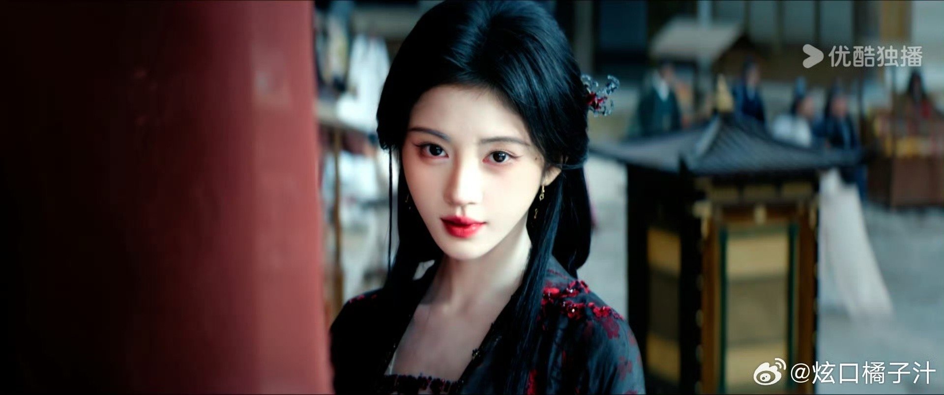 被鞠婧祎陈都灵香晕了月鳞绮纪 鞠婧祎的魅惑和陈都灵的清冷适配度拉满，拉手凑近的名