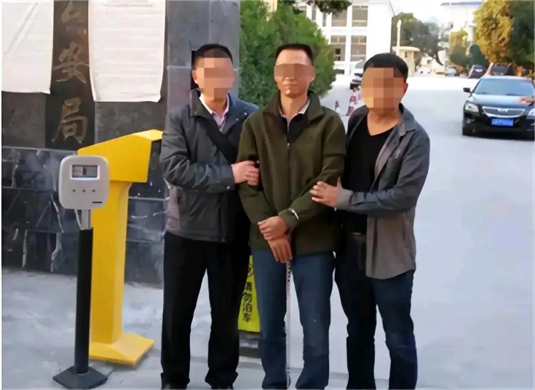 1995年，广东一高干子弟杀死银行运钞员，劫走1500万现金，此后他隐姓埋名21