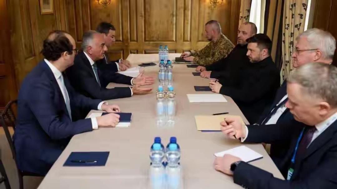 2月13日，泽连斯基总统在参加慕尼黑安全会议期间，会见了伊朗末代王储礼萨·巴列维