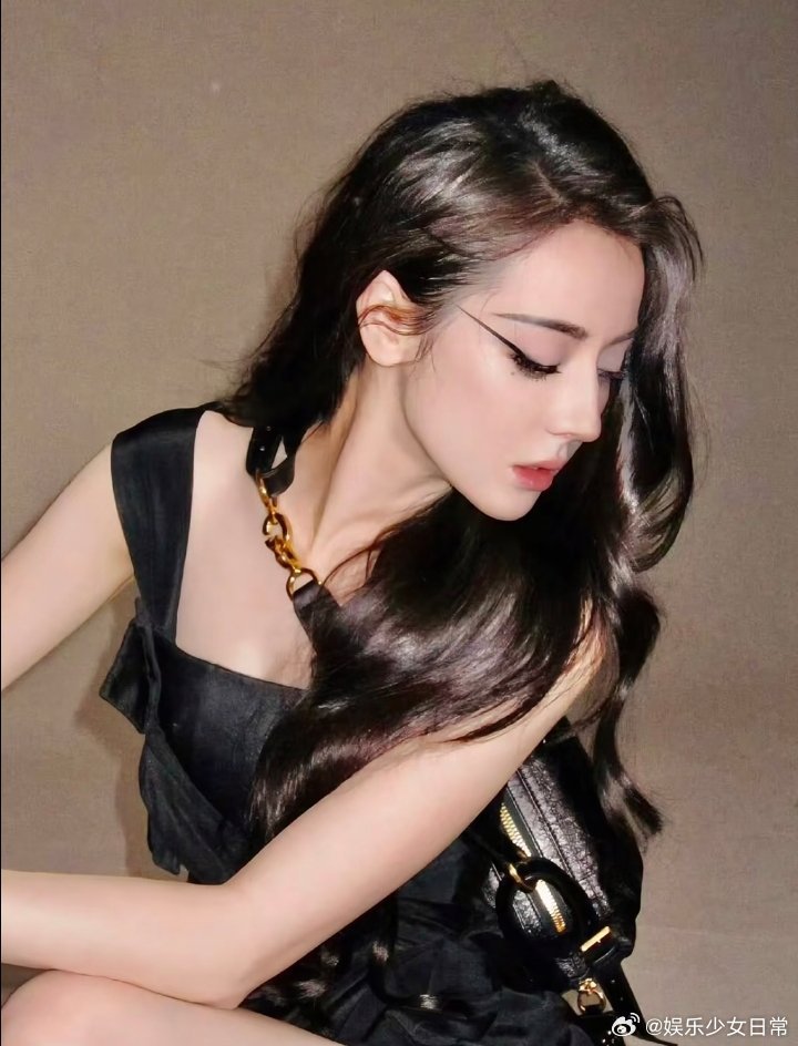 曝迪丽热巴团队重整迪拜滞留72小时，红毯挨冻无人管，宣发滞后31小时——迪丽热巴