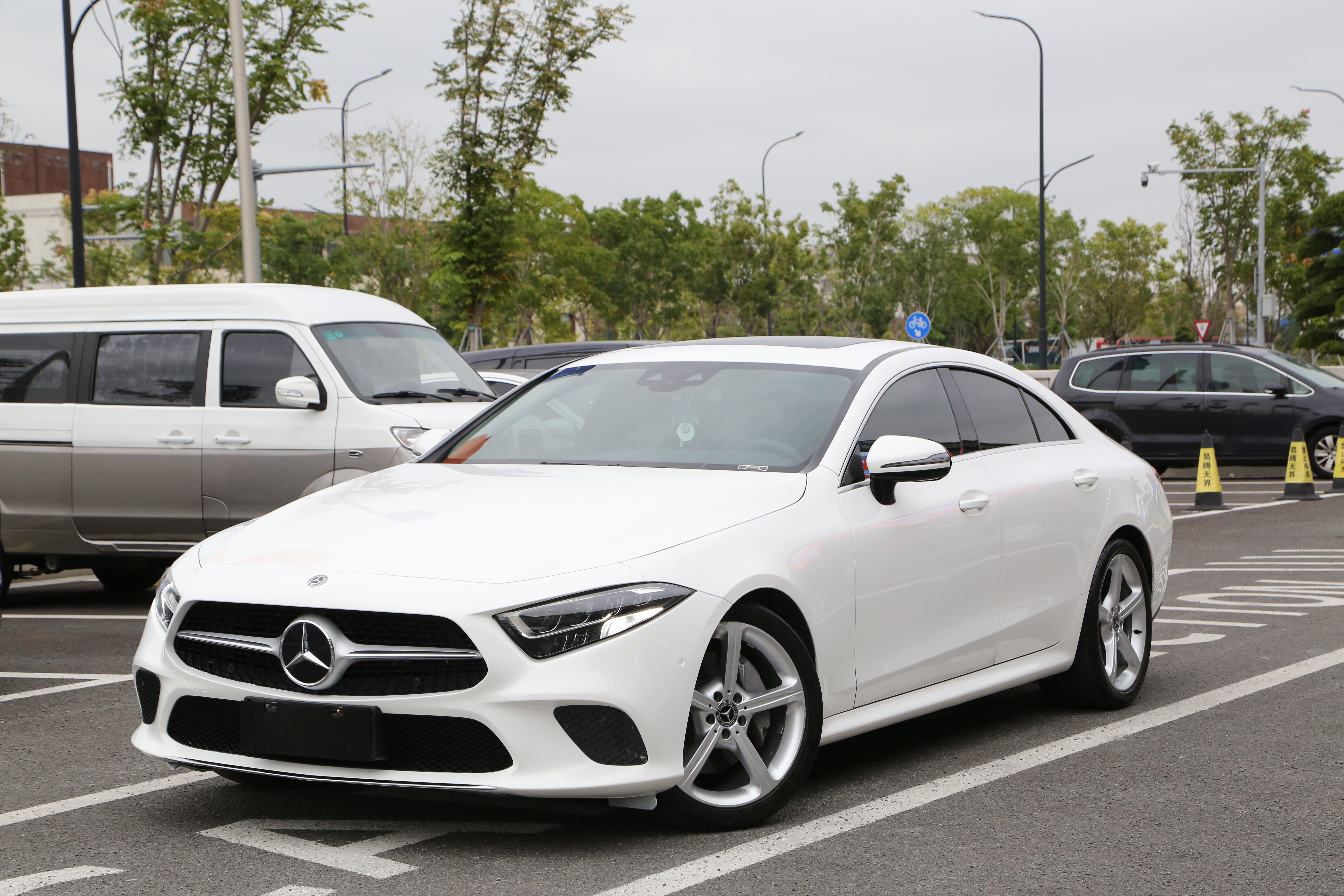 奔驰CLS300虽然开了5-6年了保养的还可以，目前20几万香不香