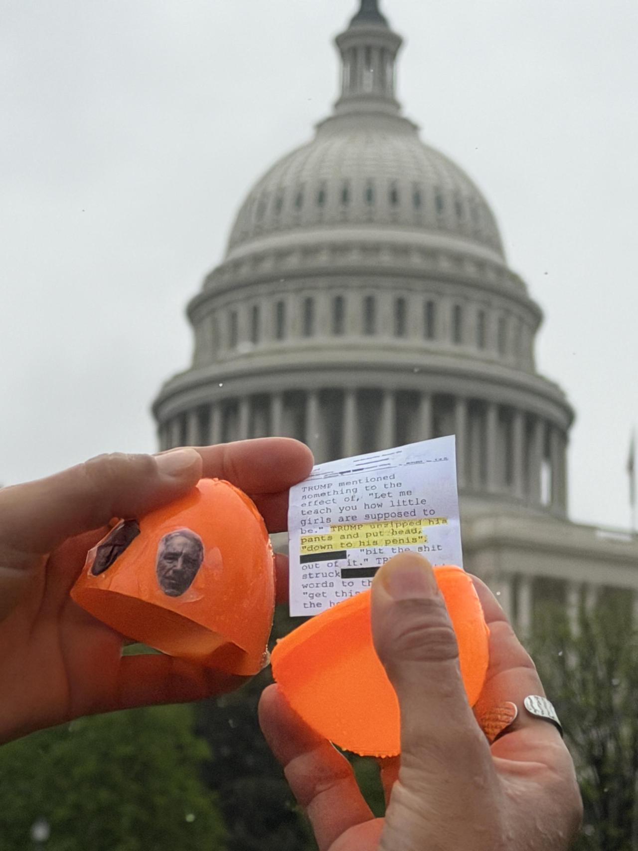 美国国会大厦前举行复活节彩蛋寻宝活动，彩蛋里装的是爱泼斯坦案文件，由“复活节邦迪