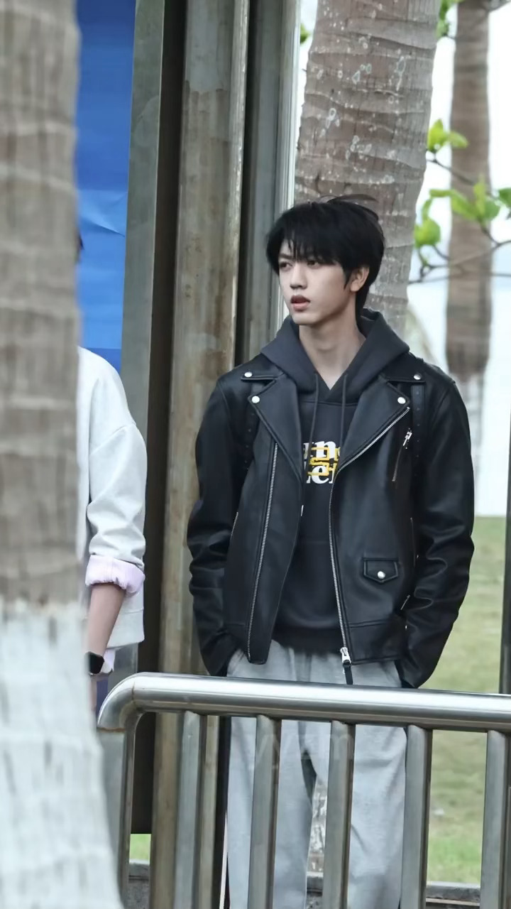 张桂源穿皮衣完全成男模样张桂源穿皮衣完全成男模样张桂源我们的少年时代2皮衣造型